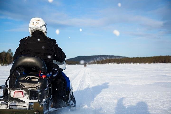 From Saariselkä: Ice Fishing Tour to Lake Inari, reindeers &lunch