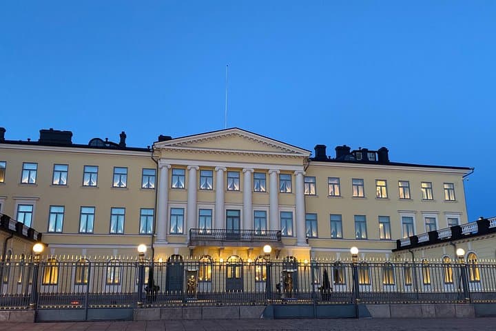 Private Helsinki Sightseeing walking + Car