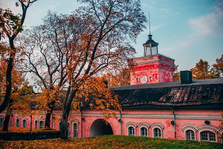 Helsinki walking tour with a city planner