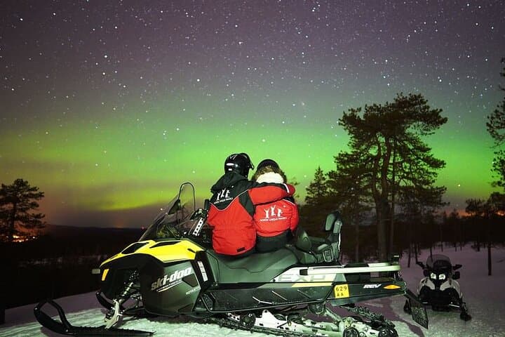 Northern Lights Snowmobile Hunt