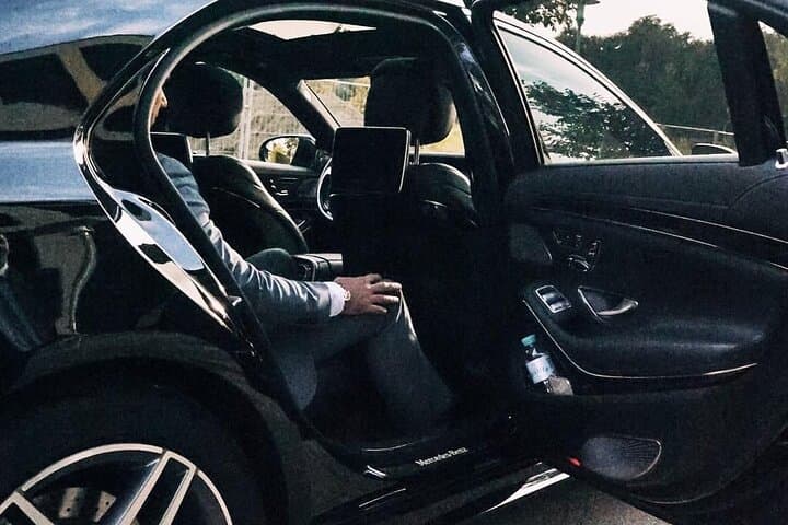 Airport Transfer: Helsinki to Airport HEL by Business Car