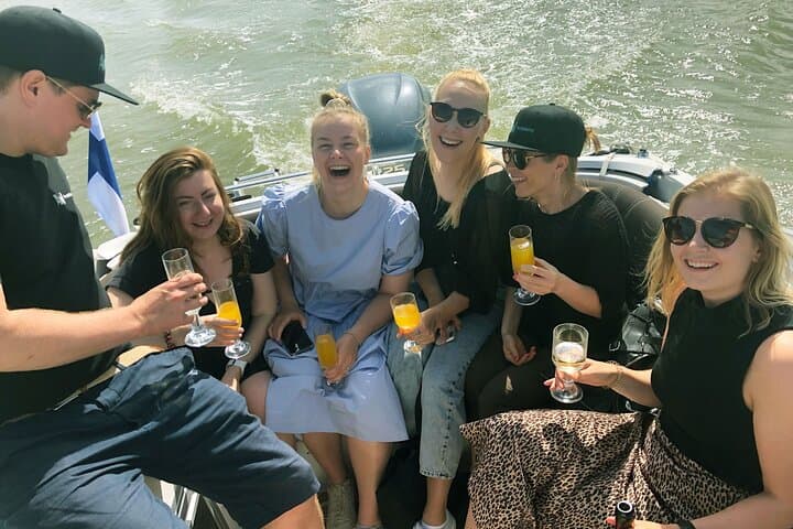 2-Hours Private VIP Tour by Modern Boat in Helsinki Archipelago