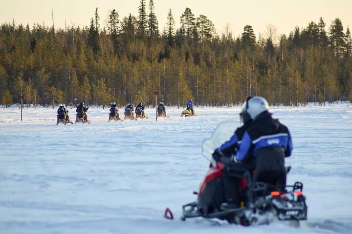 Adventurer's Snowmobile Tour in Rovaniemi, 4 hours