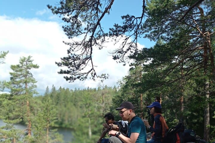 Having a refreshement while contemplating a lake...