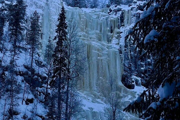 Rovaniemi: Korouoma Frozen Waterfalls Hike with Hot BBQ Lunch
