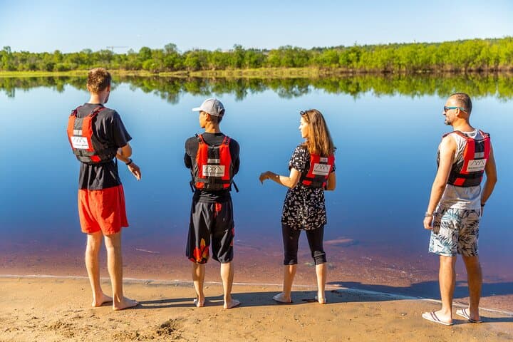 Safety instructions before canoeing trip