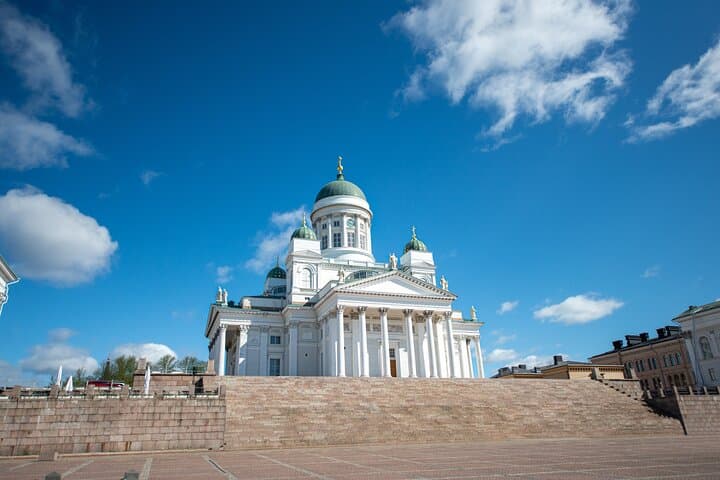 Helsinki Private Airport transfer with 1-Hour City Highlights