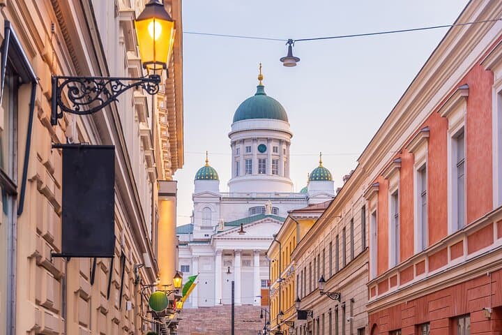 Helsinki Private Airport transfer with 1-Hour City Highlights