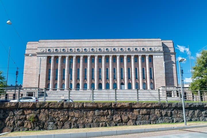 Helsinki Private Airport transfer with 1-Hour City Highlights