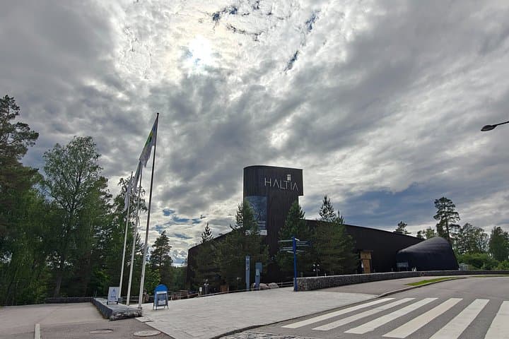 Classic Car Sightseeing Ride in Helsinki and Nuuksio with Locals