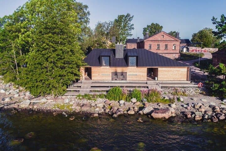Helsinki: Lonna Sauna Entry, Ferry & Friendly Sauna Guide