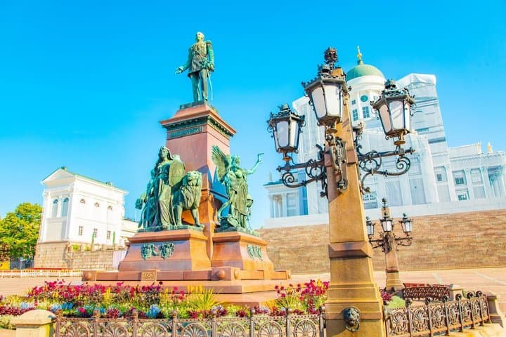 Private Guided Food Tasting and Helsinki Old Town Walking Tour