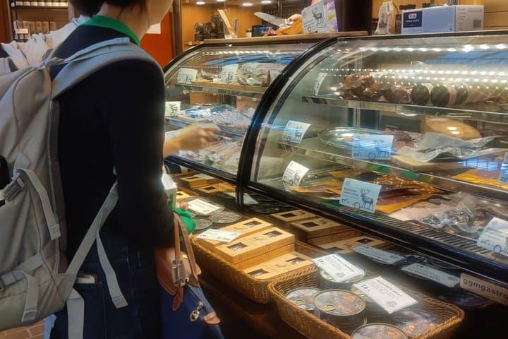 Helsinki Top Highlights and Food Tour with More than 8 Tastings