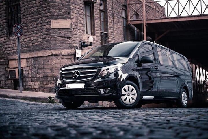 Travel from Rovaniemi Airport RVN to Rovaniemi by Luxury Vehicule