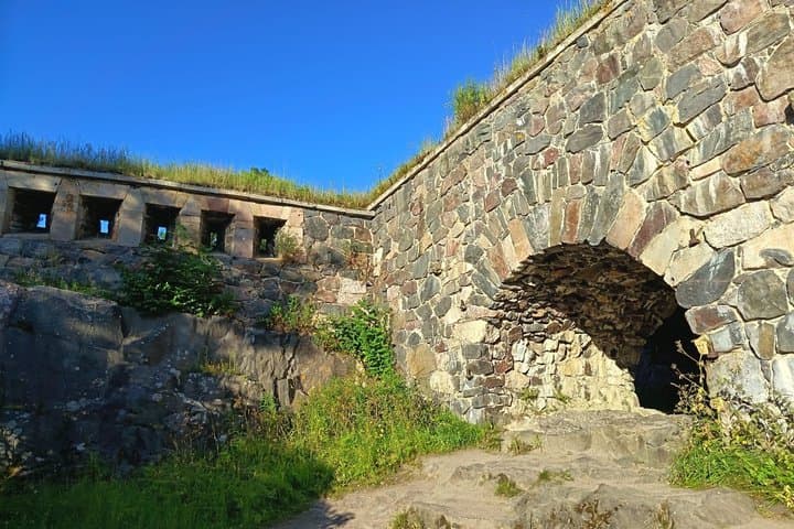 Helsinki Private Walking Tour to Suomenlinna Sea Fortress