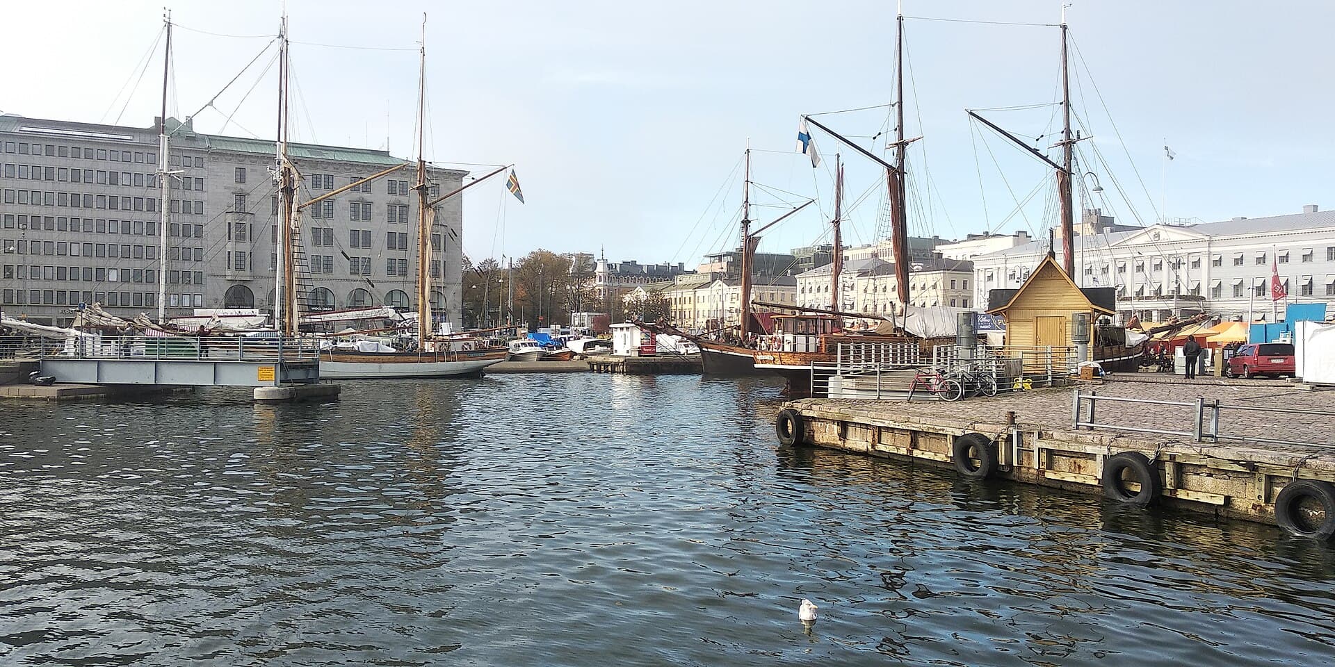 Kauppatori ja Eteläsatama Helsingissä, taustalla tuomiokirkko