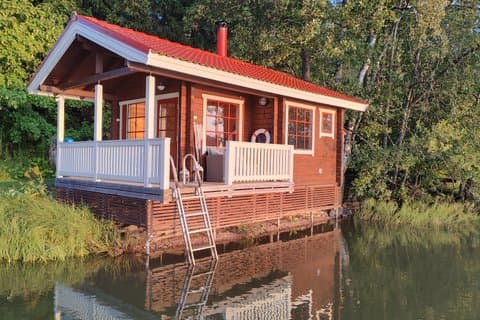 Authentic Lake Sauna, Swim and Dinner with Locals near Helsinki