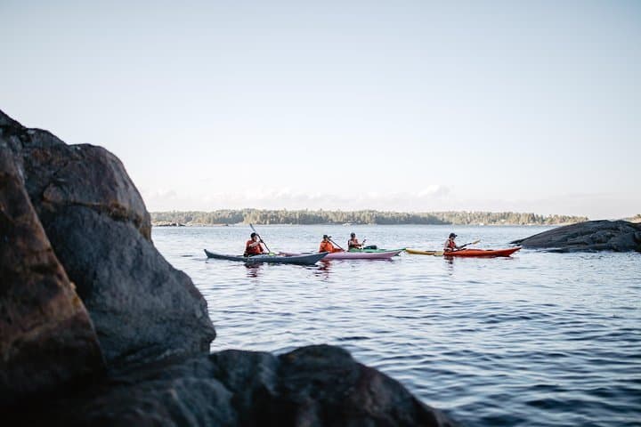 The tour takes you to the heart of the archipelago - rocky islands will line our way.