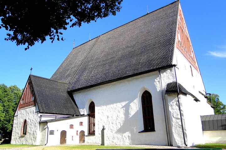 Helsinki: Private VIP Trip to Medieval Porvoo (snacks incl)