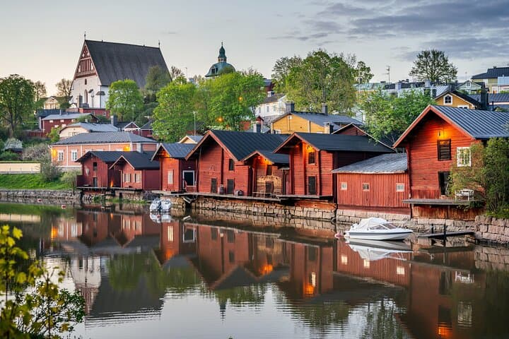Helsinki: Private VIP Trip to Medieval Porvoo (snacks incl)