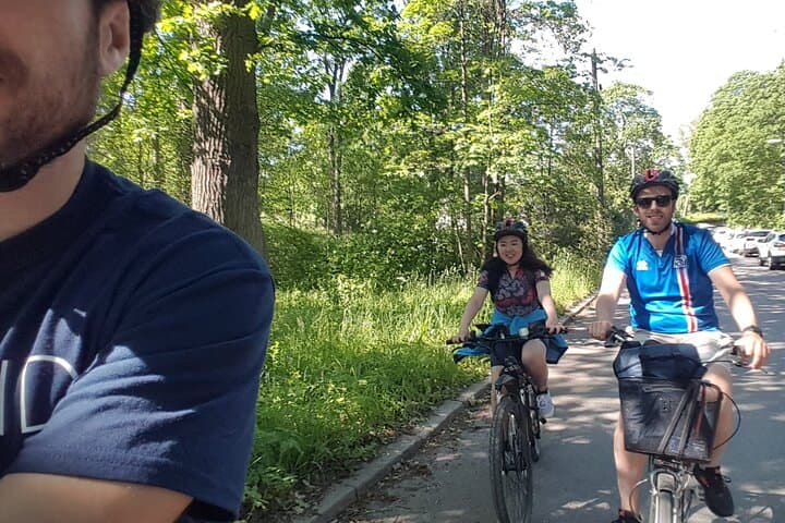 Pick up your e‑bike in Munkkivuori and follow our easy route to hidden coastal paths and Seurasaari.