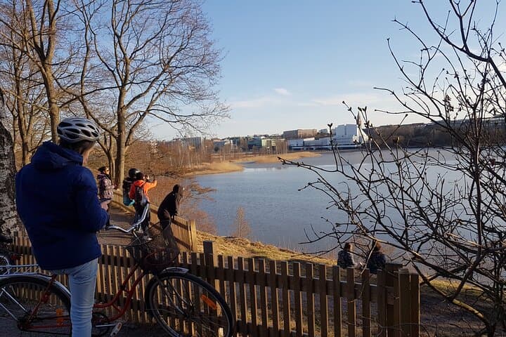Explore Helsinki at your own pace on an e‑bike and ride out to the peaceful island of Seurasaari.