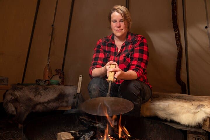 Anja is preparing the pancakes on the fire