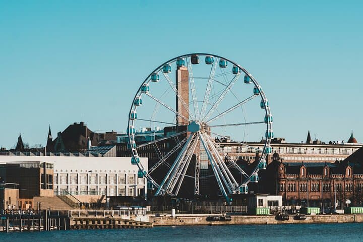 Explore Helsinki in Portuguese with a PRIVATE guide