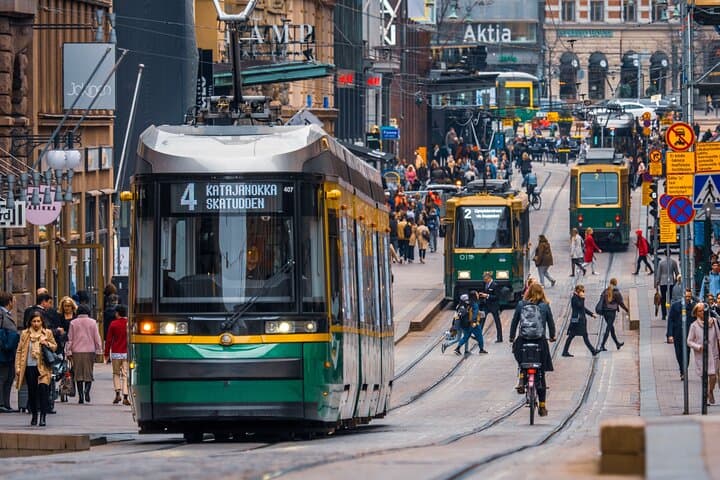 Explore Helsinki in Portuguese with a PRIVATE guide