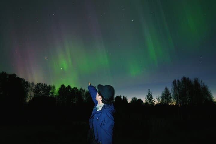 Northern lights hunting photo tour with bbq; small groups