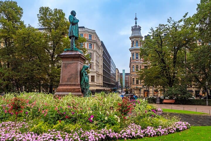 Esplanade Park: The Finnish "Champs-Élysées" and the statue of the national poet Runeberg.